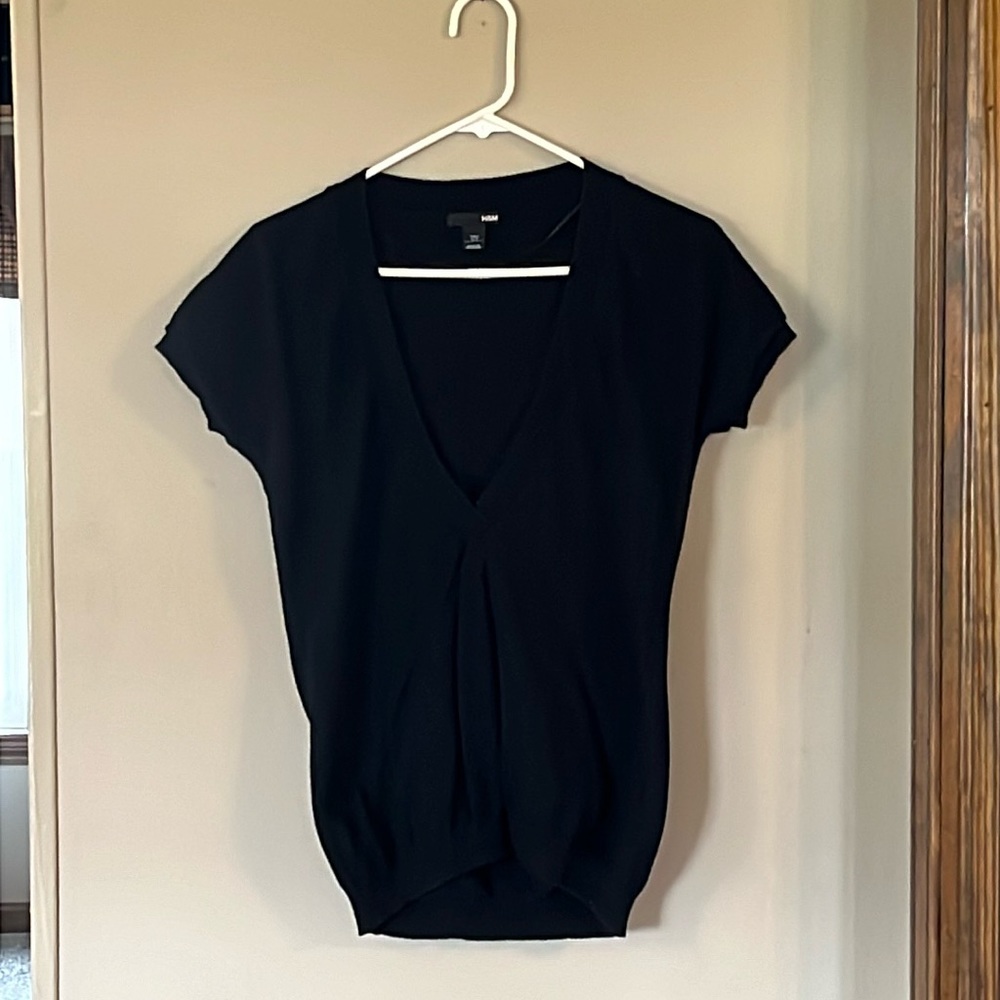 H & M  Black short sleeve top. Size Small Pit to pit is 17”